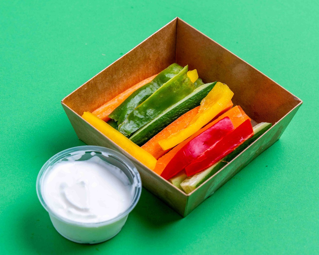 Crudites with labneh dip / قطع الخضار مع اللبنة