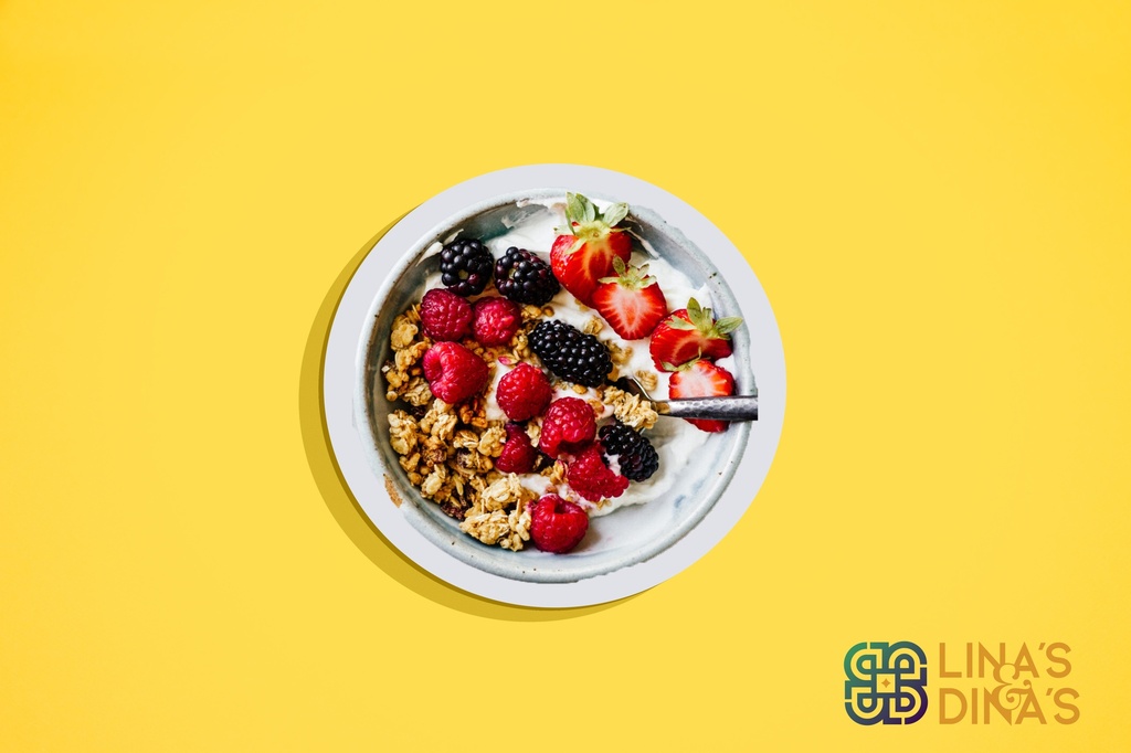 Yogurt Cereal Parfait w Strawberry/ بارفيه الزبادي مع الحبوب والفراولة