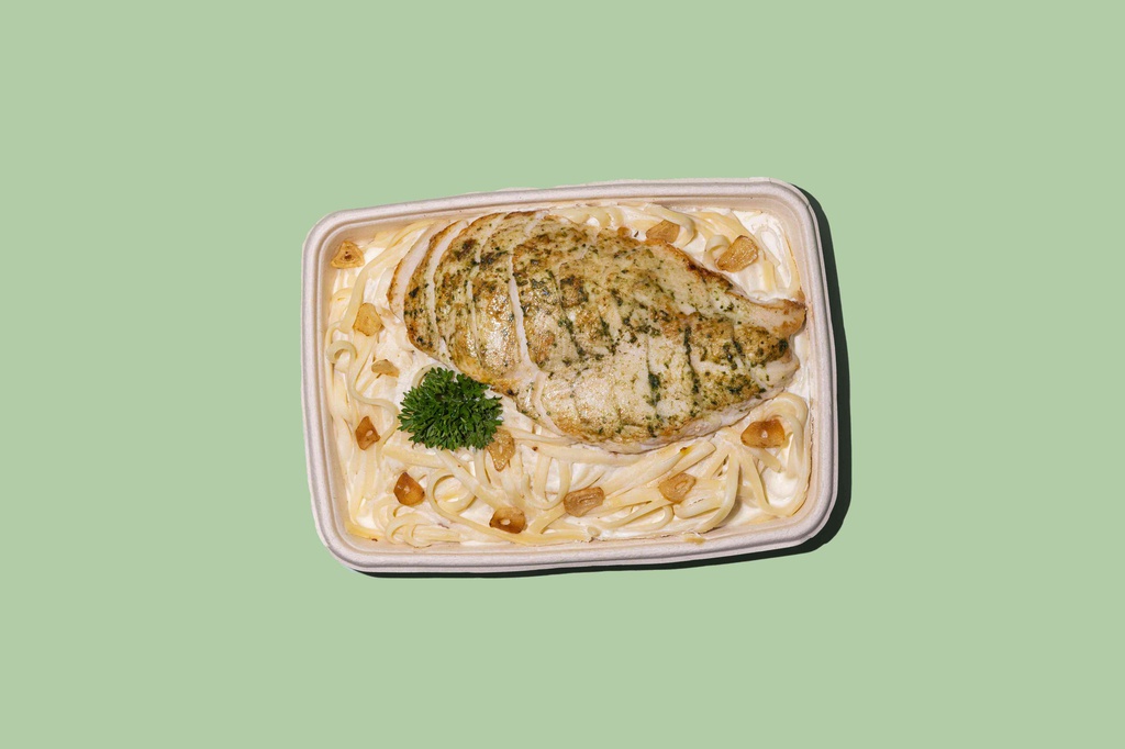 Chicken Garlic Alfredo Pasta / باستا الدجاج بالثوم ألفريدو
