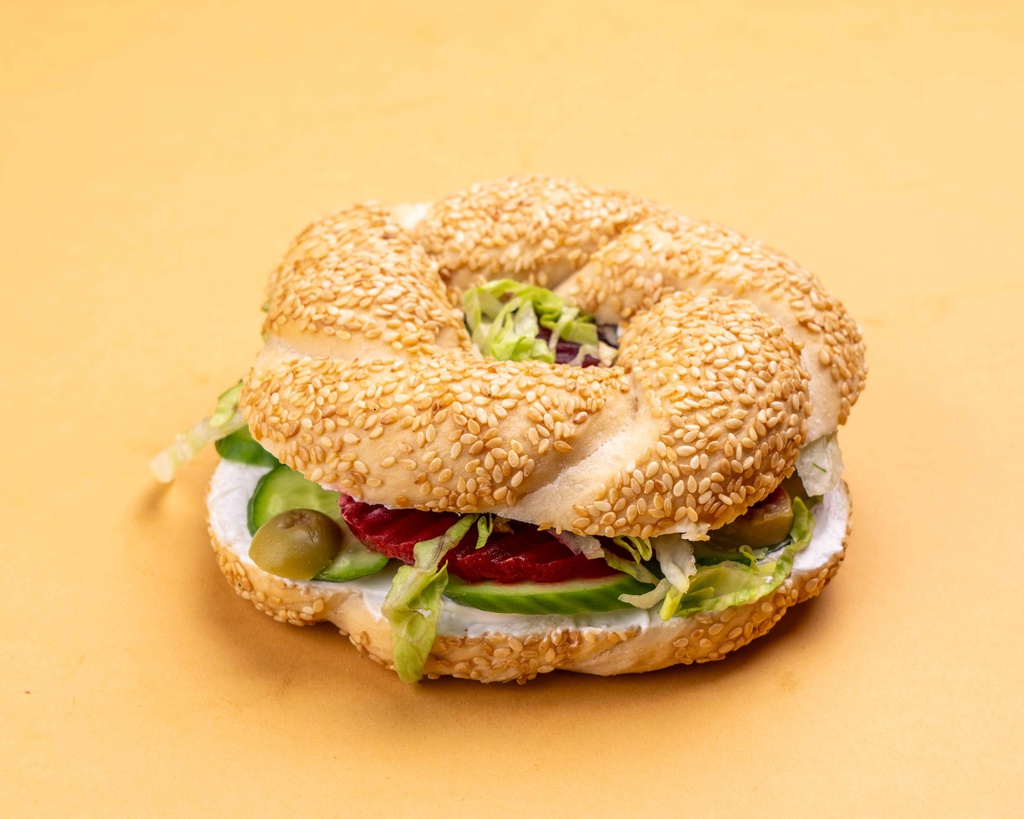 Labneh w Beetroot Simit / لبنة مع سميد الشمندر