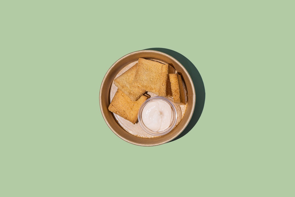 Crackers w Cream Cheese &amp; Jam / مقرمشات  مع الجبن الكريمي والمربى