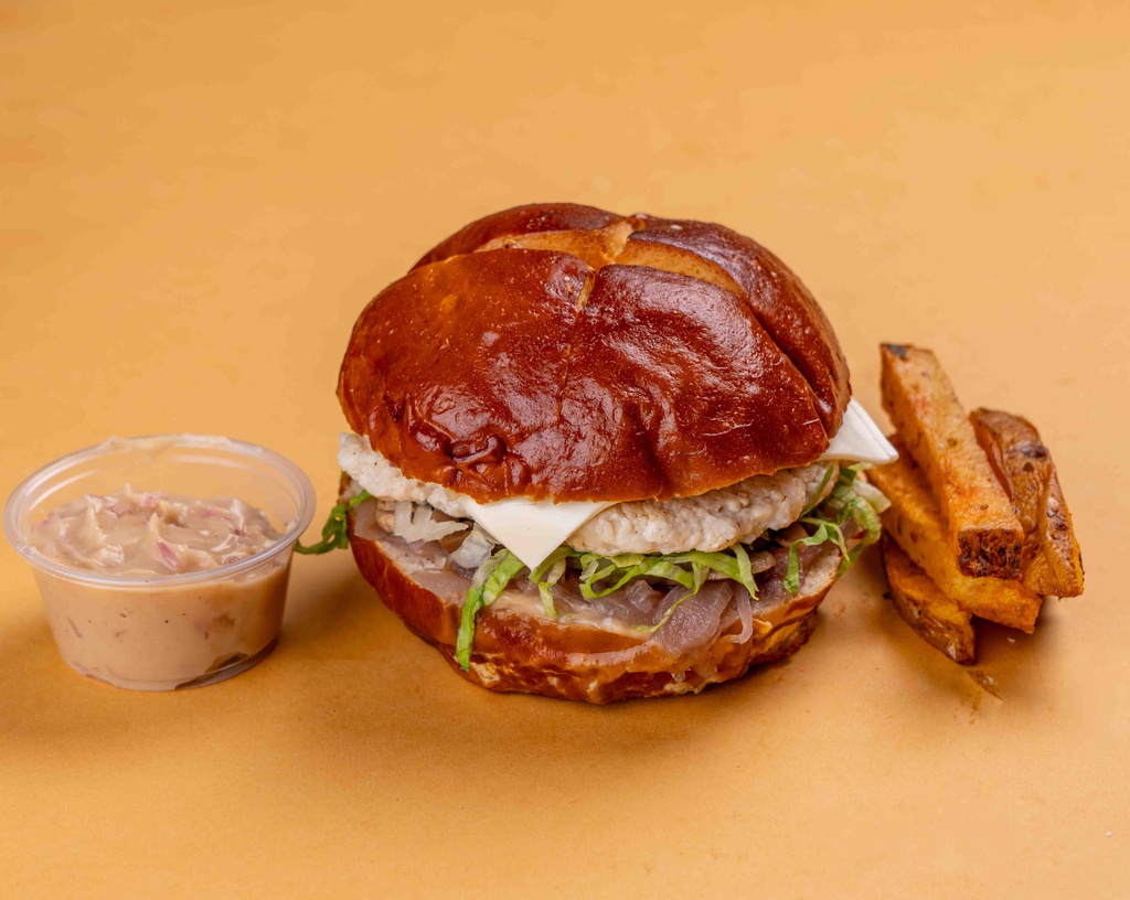 Pretzel Bun Cheese Burger / برجر بريتزل بالجبنة