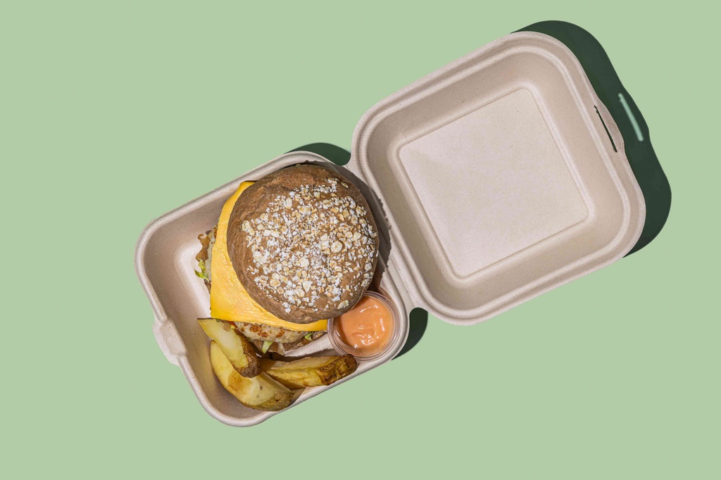 WOW - Oats Bun Chicken Burger W Sriracha / خبز الشوفان وبرجر الدجاج مع سريراتشا