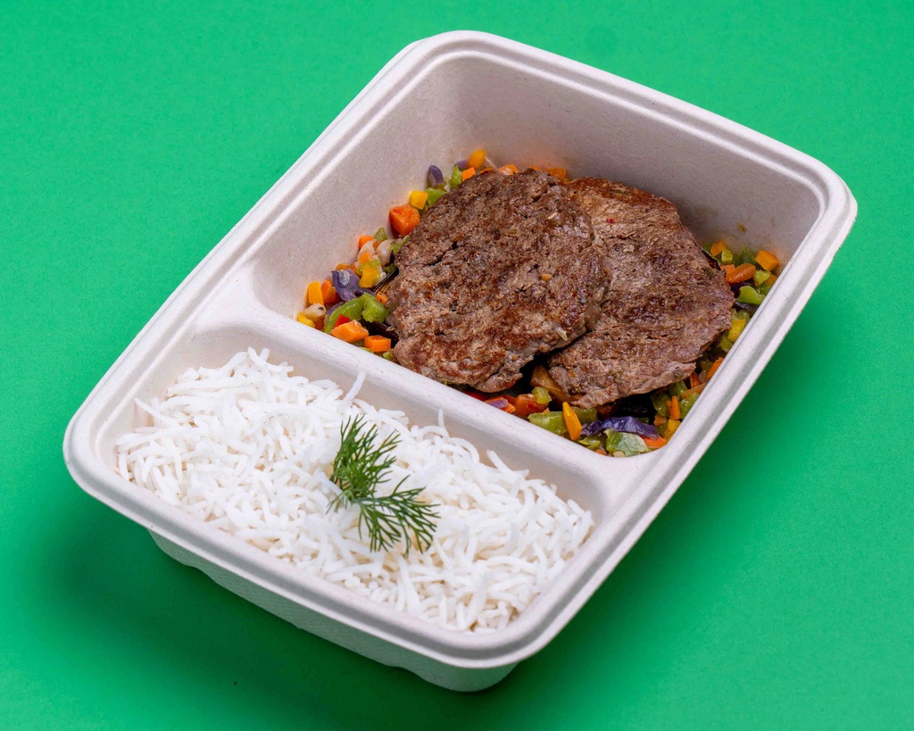 لحم ضأن مشوي مع أرز مطهو على البخار