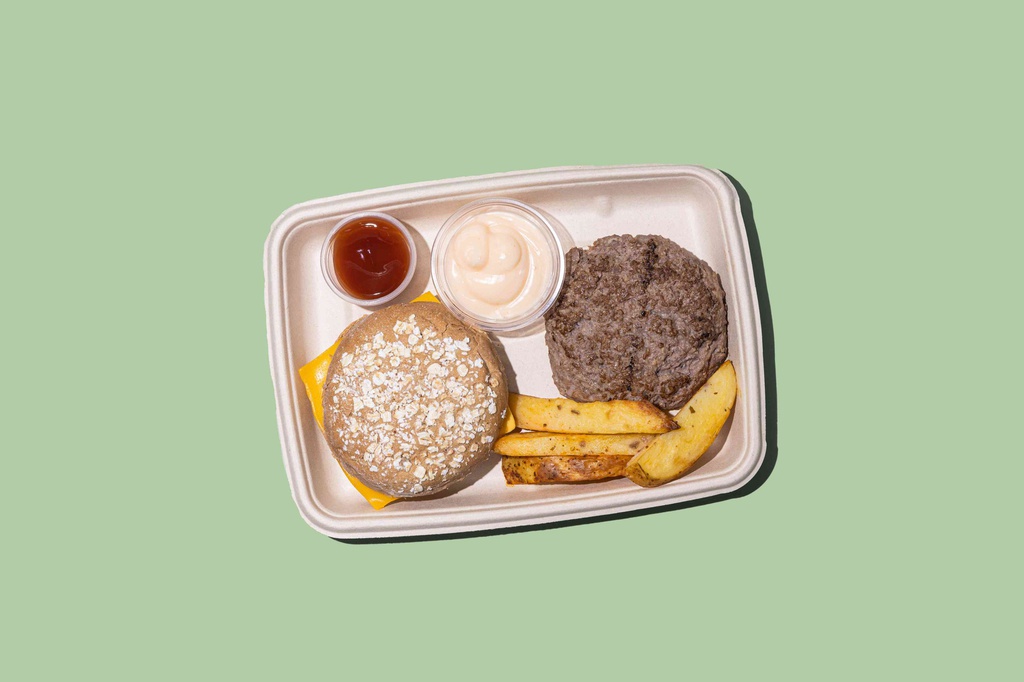 الشوفان كعكة لحم البقر برجر مع سريراتشا