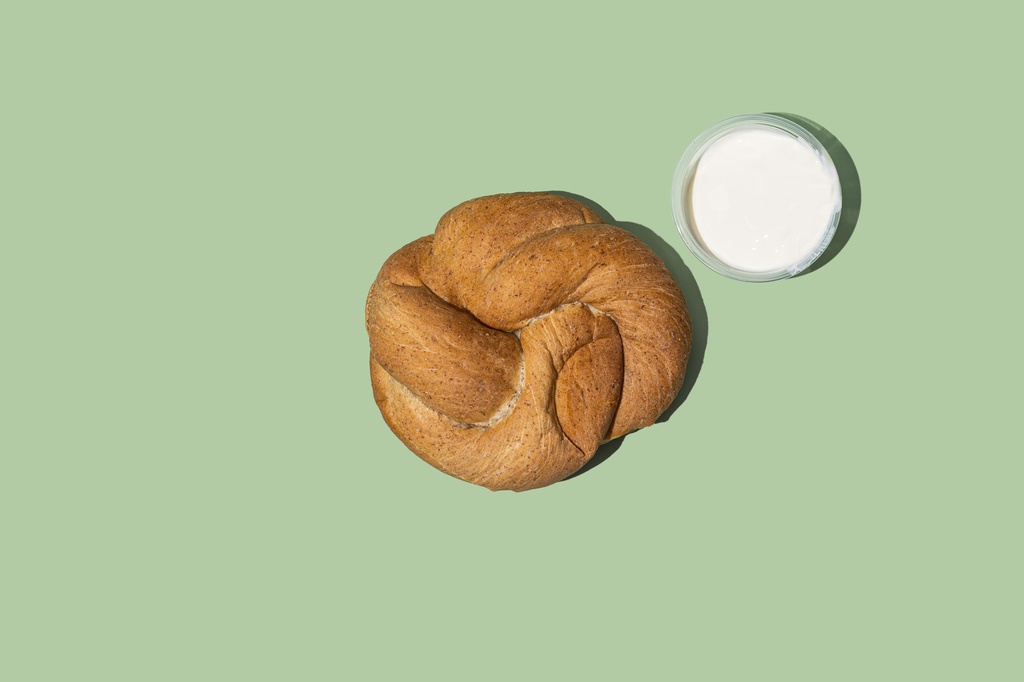 Bagel w Sesame With Cream Cheese /  بايغل بالسمسم  كريمة الجبنة