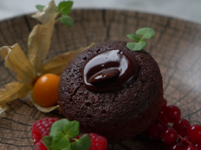 كعكة لافا التوت الطازج