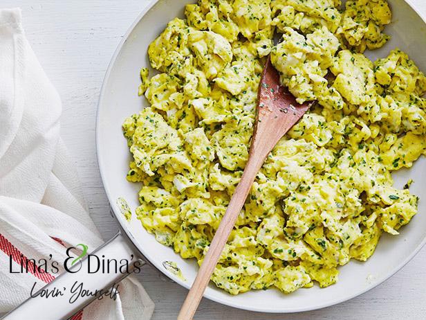 بيض مخفوق بالاعشاب مع رول الاسمر