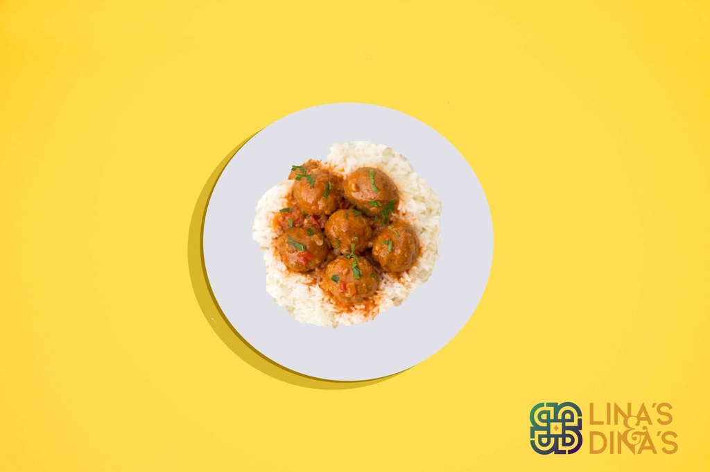 كرات الدجاج مع صوص الطماطم مع الارز