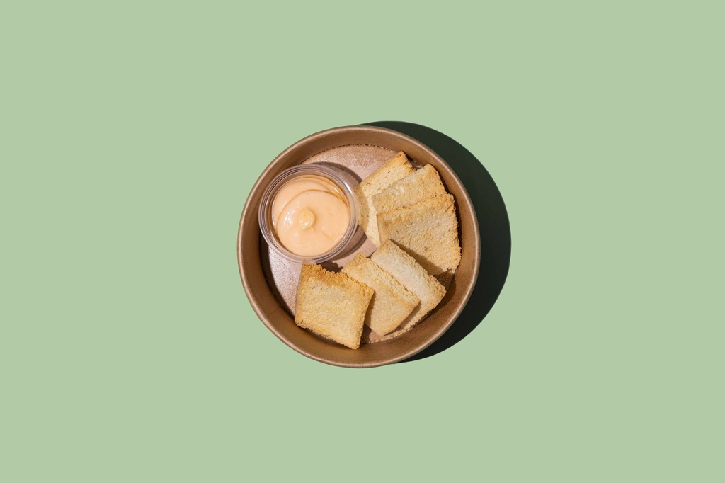 Crackers W Beetroot  Hummus Dips / مقرمشات تغميسة حمص بالشمندر