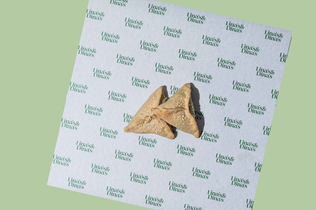 فطاير جبنة مثلثة مجففة مع طماطم