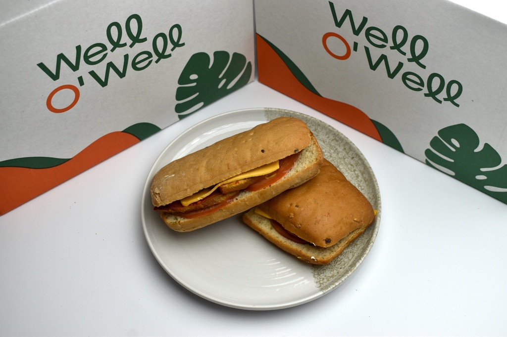 ساندويتش الباذنجان مع البيستو