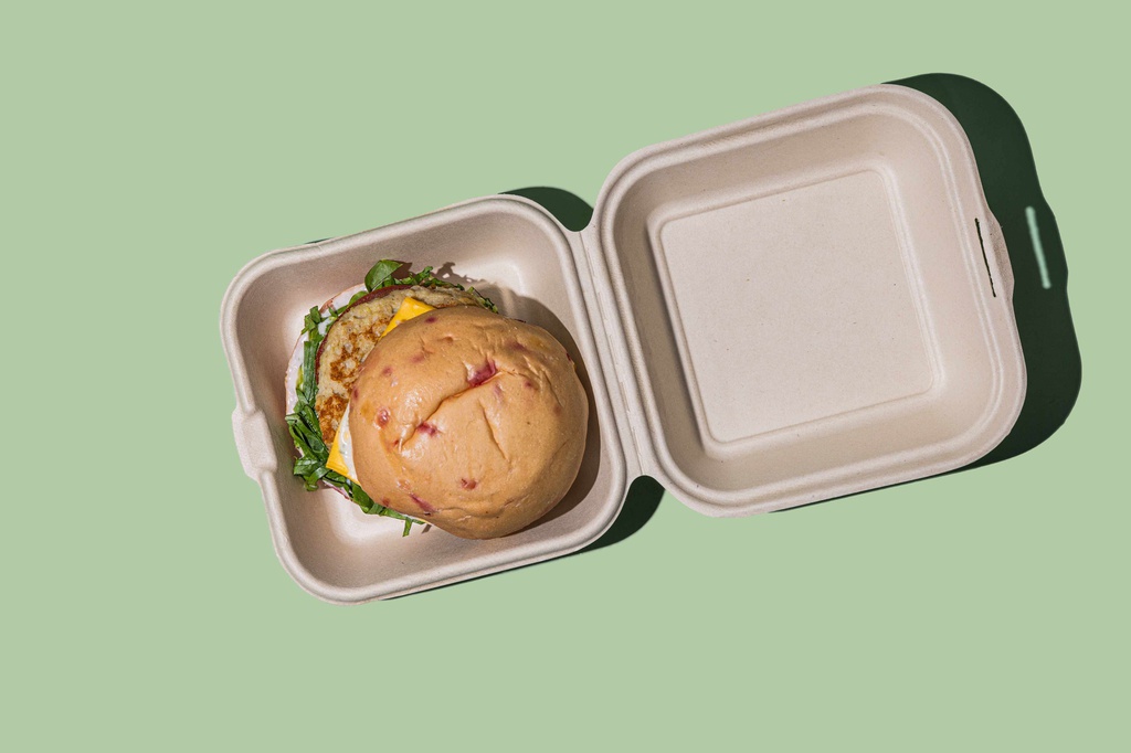 خبز برجر الشمندر مع الدجاج و الرانش