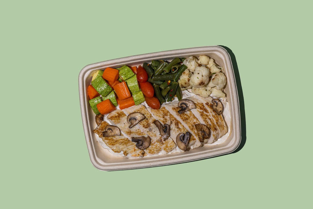 شريحة لحم مشوية مع صلصة الفطر والخضار