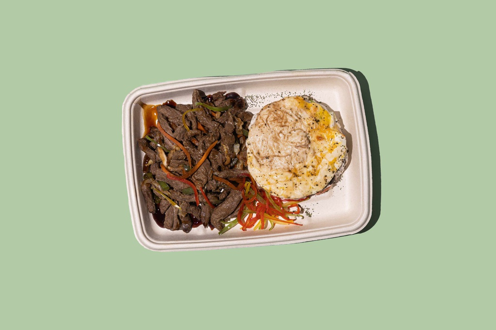 لحم بقري ساتاي مع جراتين خضار