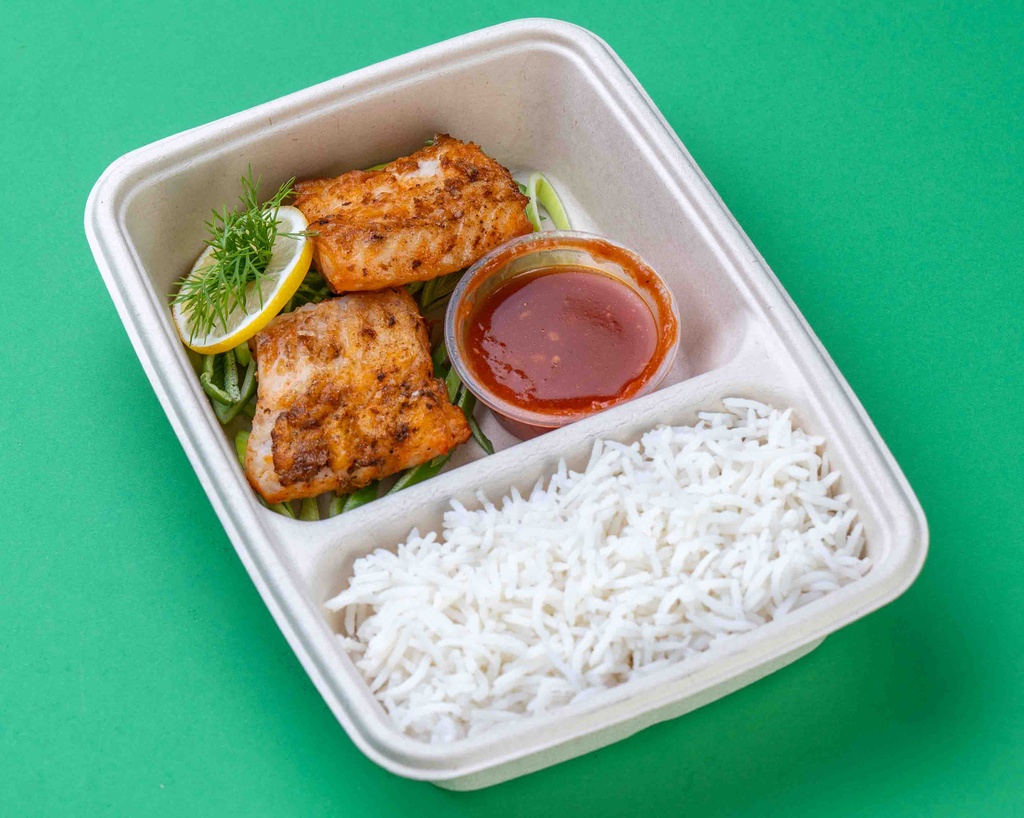 سمك مشوي مع أرز مطهو على البخار