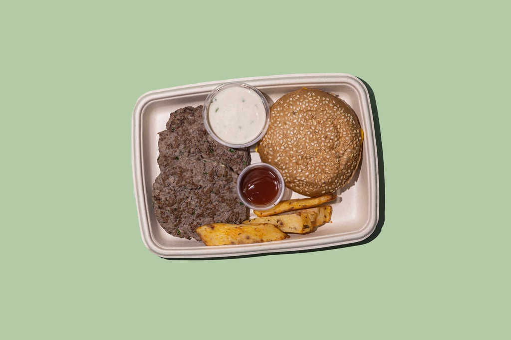 برجر كفتة لحم البقر مع البطاطا المخبوزة