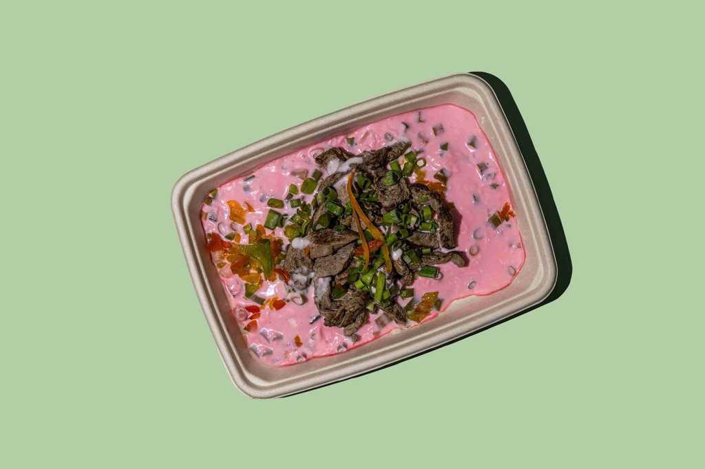 لحم البقر مع صلصة الكراث الكريمية