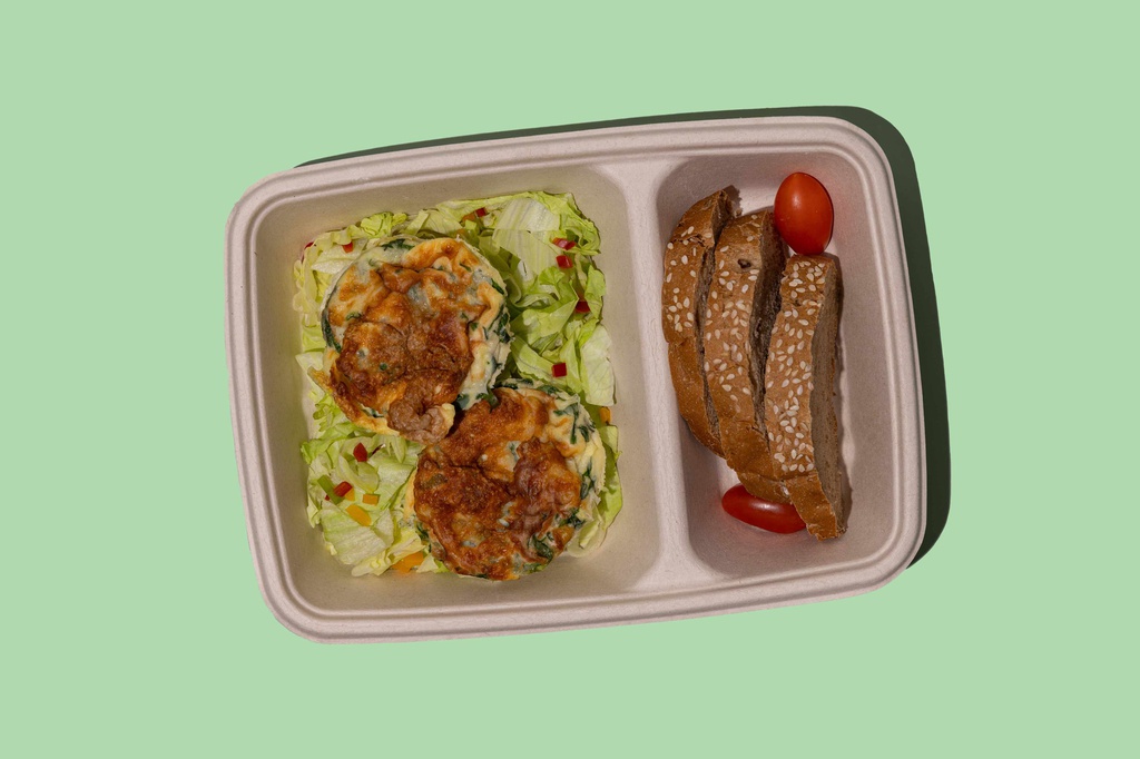 بيض مع خبز مافن بالسبانخ