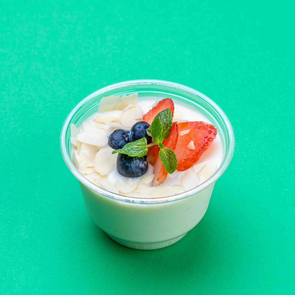 زبادي يوناني مع التوت