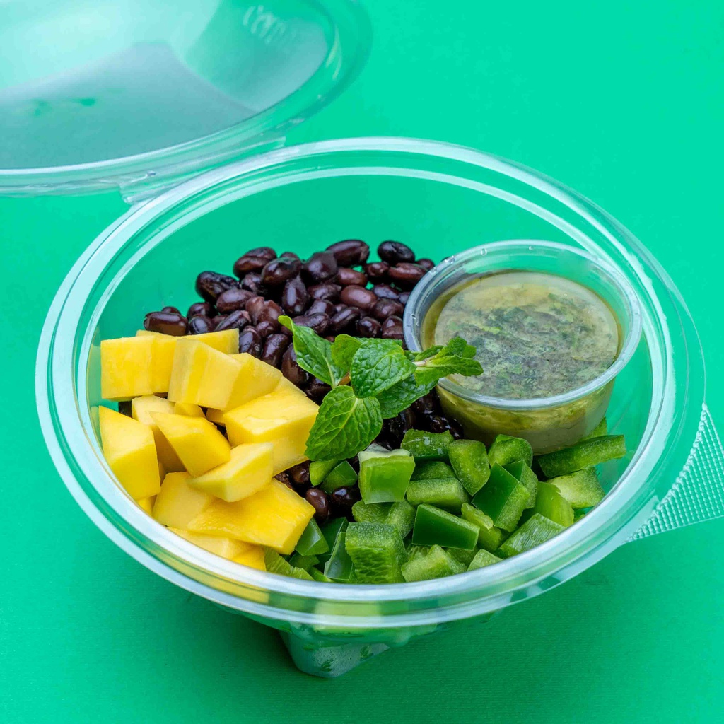 سلطة المانجا مع الفاصوليا السوداء 