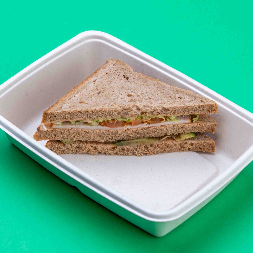  ساندويش ديك رومي مع الافوكادو والطماطم