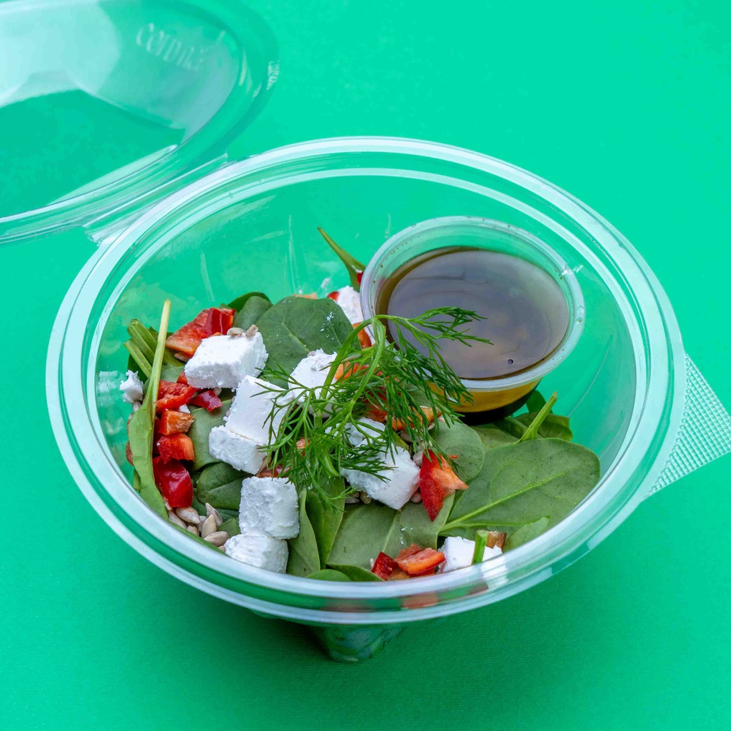  سلطة السبانخ والفلفل البارد مع جبنة الماعز 