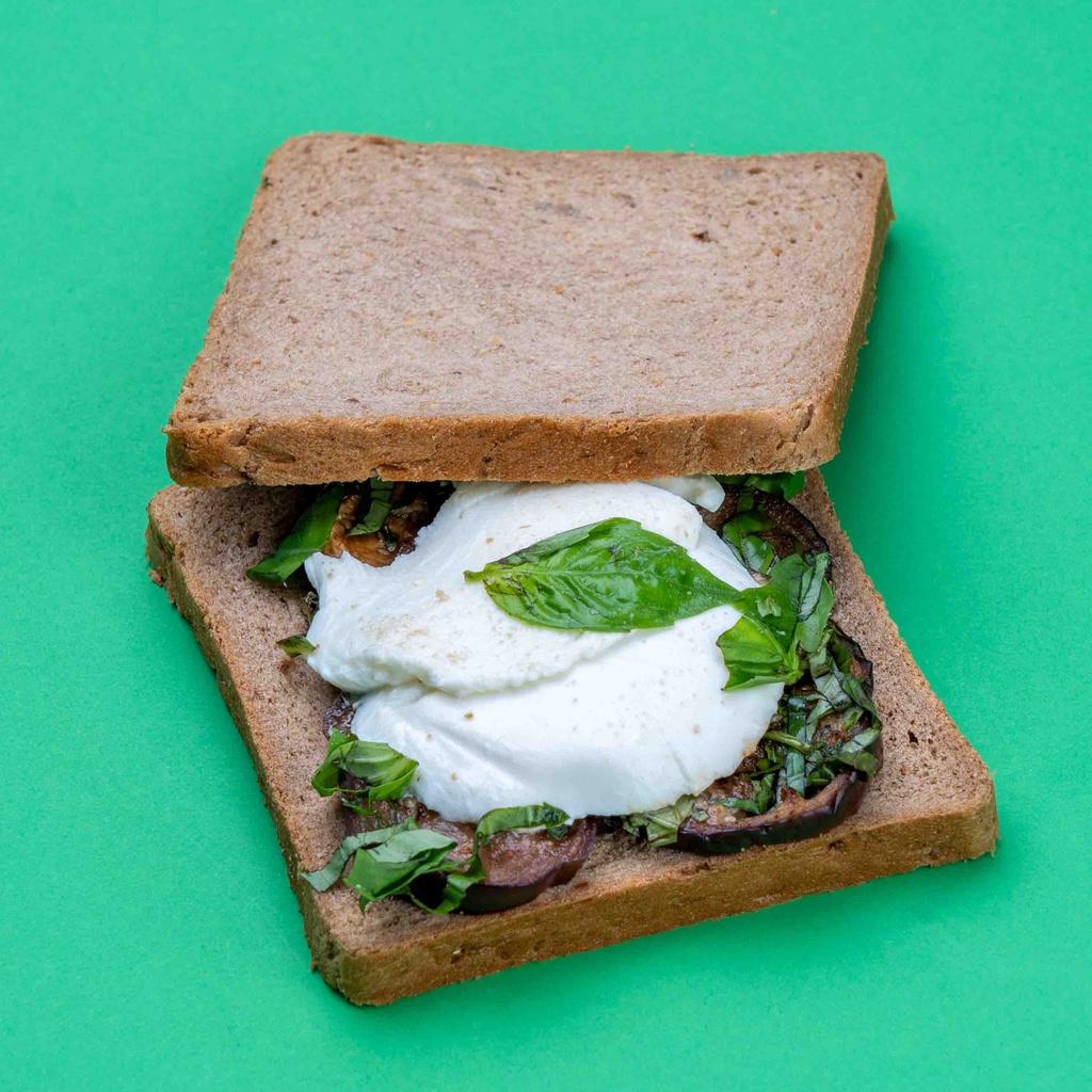 ساندويش باذنجان مع جبنة الموزاريلا 