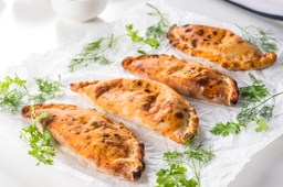 [MN0623-0.5] Feta &amp; Spinach Calzoni pizza- / كلزوني بيتزا مع السبانخ و الفيتا