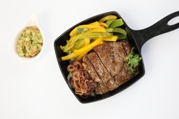 [FUSION91-0.5] Sizzling Beef Fajita W Guacamole Sauce with whole wheat Saj Bread/فاهيتا لحم البقر الحار مع صلصة جواكامولي مع خبز اسمر صاج  ( Trendy )