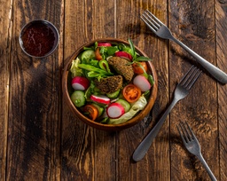 [NMN2285-0.5] Baked falafel salad with crispy onion &amp; pickled tahini / سلطة فلافل مخبوزة مع بصل مقرمش وطحينة مخللة